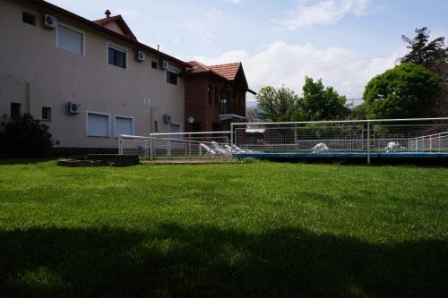 Hotel Mirasierras – Merlo, ND