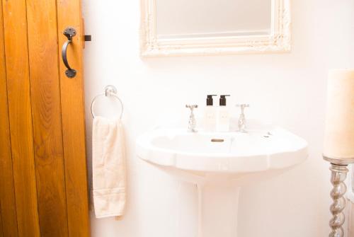 Bathroom, The Nook Cottage in Dalston