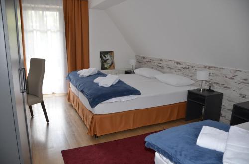 1 double bed, 1 twin bed, 1 sofa bed