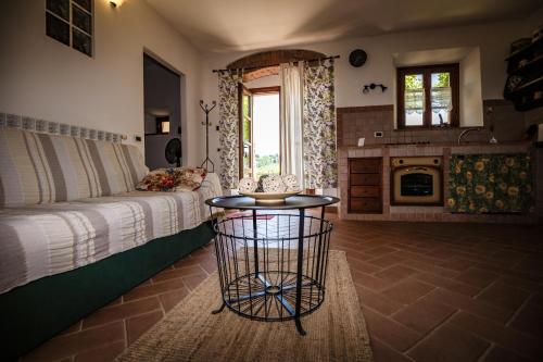 Casetta Luna e Sole Giardino privato e vista Toscana in Montescudaio