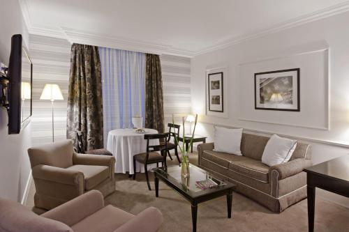 Junior Suite with 2 Beds image 6
