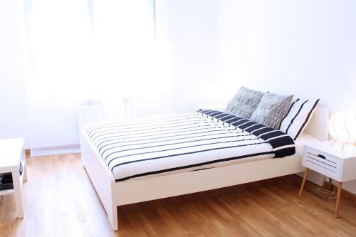 NEW Central Light Apartment with Private Parking - image 5