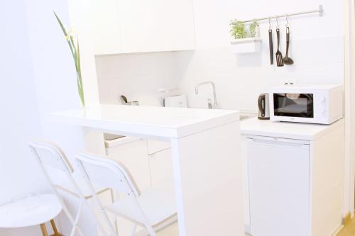 NEW Central Light Apartment with Private Parking - image 4
