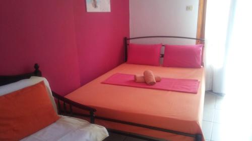 1 double bed, 1 twin bed