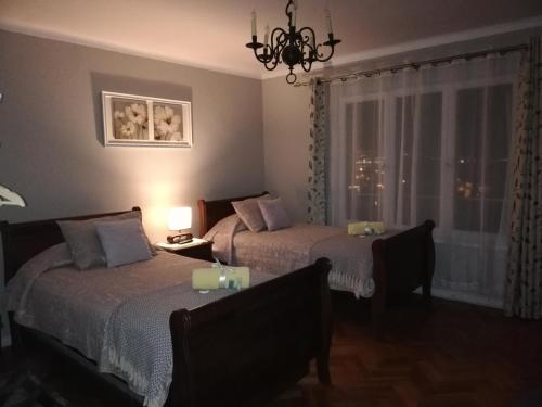 2 twin beds