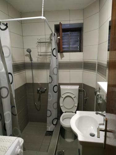 Zuhanyzó, Rijeka Rezevici Apartment in Rijeka Rezevici