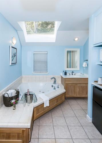 Casa de banho, Inn at Schoolhouse Creek in Little River (CA)