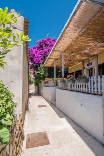 A szálláshely kívülről, Hostel Flora in Mali Lošinj
