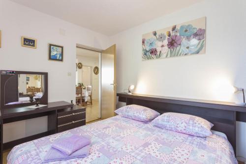 Family friendly apartments with a swimming pool Gornji Tucepi, Makarska - 17686