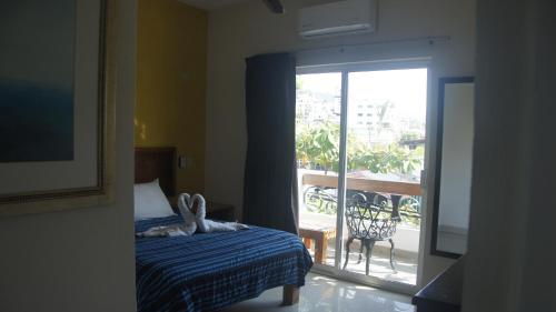 Double Room with Balcony image 7