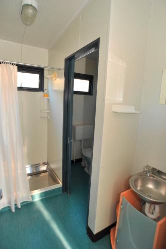 Bathroom, Picton's Waikawa Bay Holiday Park in Picton