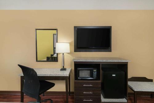 Super 8 by Wyndham Raleigh North East - image 2