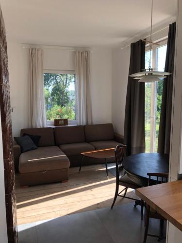 Hillside view house with garden, private parking, quiet location - 12 min to Old town anytime, Long stays welcome