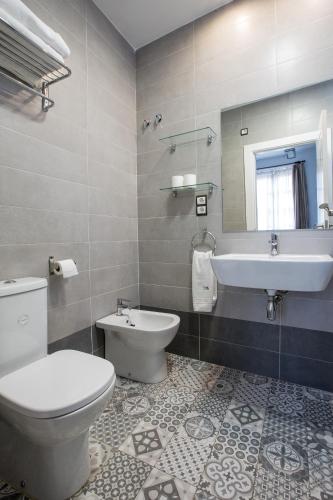 Two-Bedroom Apartment with Balcony. C/ Marques de Falces 2