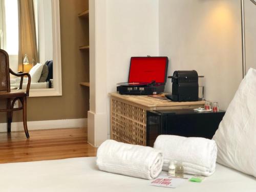 Exclusive Double Room with Shared Bathroom image 2