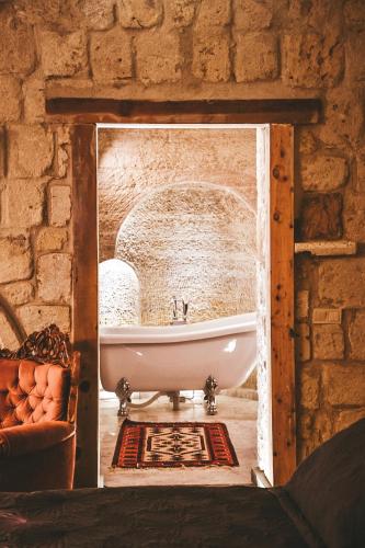 Cave Suite with Bathtub