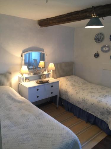 2 twin beds