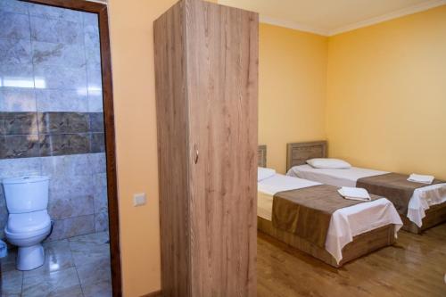 3 twin beds