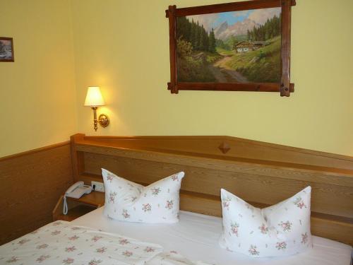 1 queen bed, 1 sofa bed