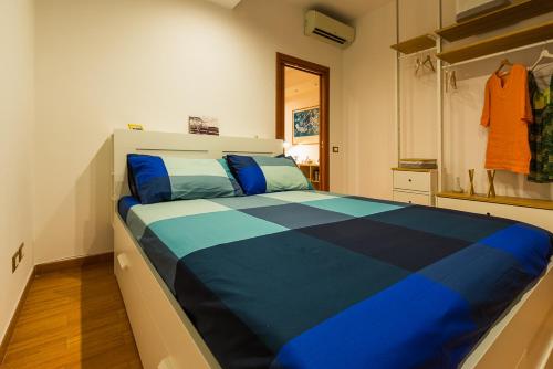 1 queen bed, 1 double bed, 1 twin bed