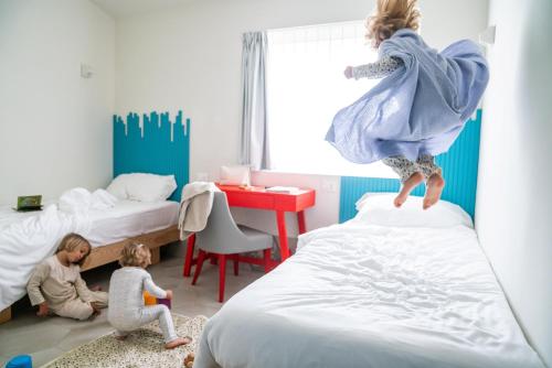 4 twin beds