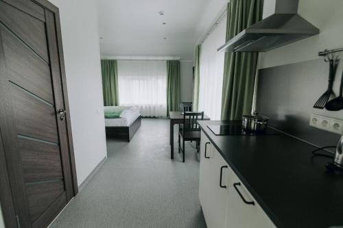 廚房, Jaunāmuiža Apartamenti (Jaunamuiza Apartamenti) in 瓦爾米耶拉