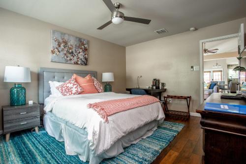 Comfortable, Family and Business Friendly 2BD/2BA House in North Austin Comfortable, Family and Business Friendly 2BD/2BA House in North Austin