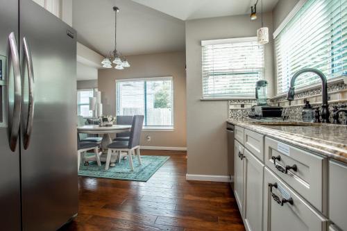 Comfortable, Family and Business Friendly 2BD/2BA House in North Austin