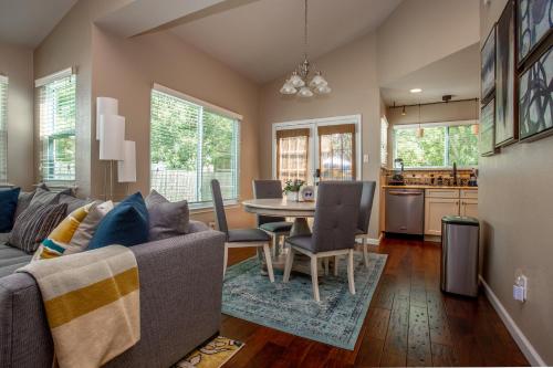 Comfortable, Family and Business Friendly 2BD/2BA House in North Austin