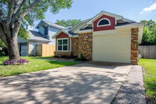 Comfortable, Family and Business Friendly 2BD/2BA House in North Austin