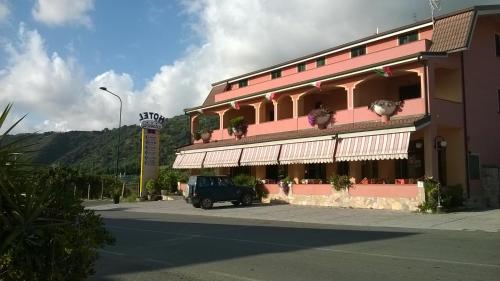 HOTEL LO SVINCOLO, Pension in Falerna bei Motta Santa Lucia