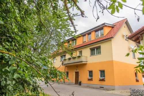 Ferienwohnungen und Zimmer Yassi in Spielberg