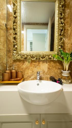 Li.AHouse Lux - Captivating Studio