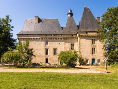 Heritage Castle in Chaleix with shared pool