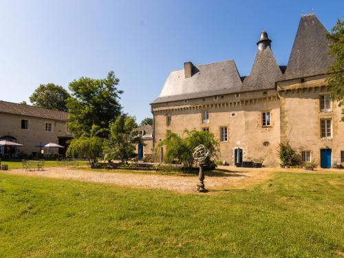 Heritage Castle in Chaleix with shared pool