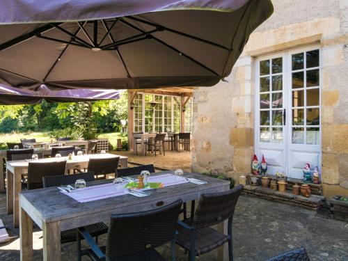 Heritage Castle in Chaleix with shared pool