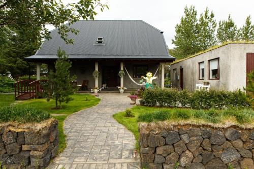 Varmi Guesthouse Apartments & rooms - Accommodation - Hveragerði