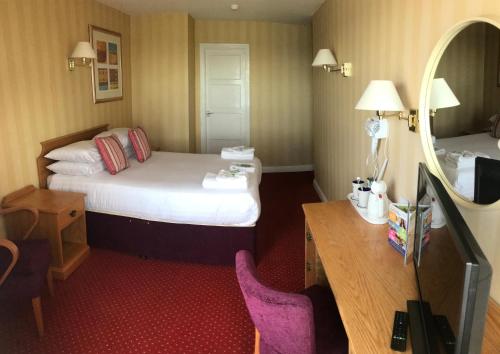Monarch Hotel - main image