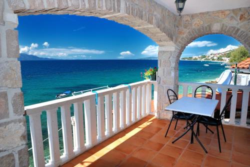 Apartments Martina Brist in Brist