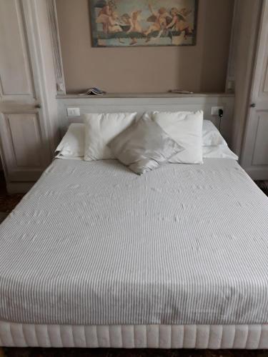 Double Room with Sea View image 5