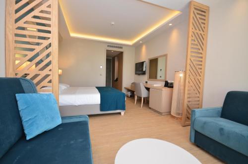 1 king bed, 2 sofa beds