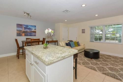 Lovely Cottage near the Beach and Downtown Sarasota in 새라소타 시내