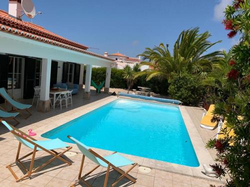 Holiday villa with pool near the ocean