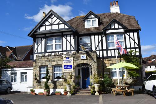 Gatwick Castle B&B - Accommodation - Horley