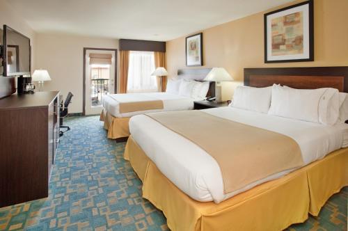 Holiday Inn Express Hotel & Suites Branson 76 Central