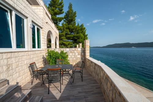 2 bedrooms, 5 beds