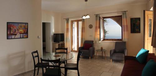 Olive Stonehouses in อาโน เวอร์กา