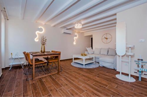 Villa Seaview! 3-apartments in old town! 5