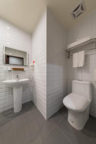 Skyone Hotel - image 4