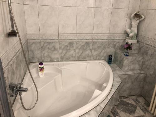 Balatonalmádi Apartmanház (Balatonalmadi Apartmanhaz) in บาลาโตนัลมาดิ